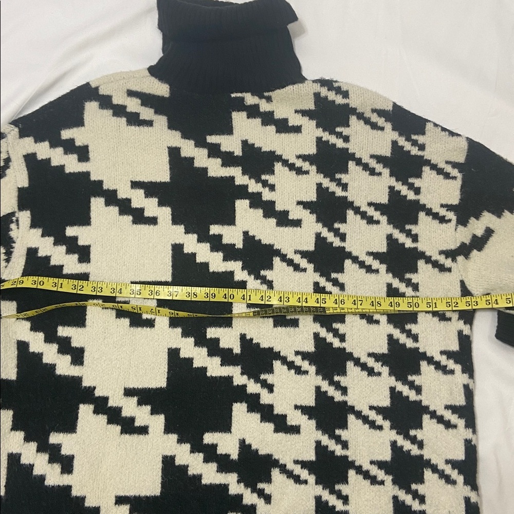 H&M Women’s Black and Cream Long Sleeve Houndstooth Turtleneck Sweater. Size -L - Picture 6 of 14